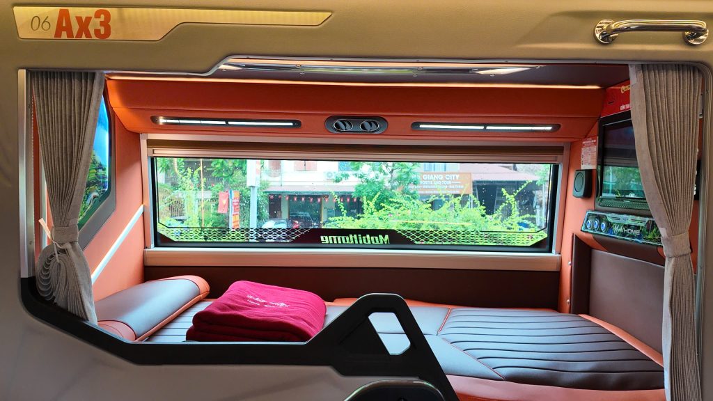 Xe cabin cung điện có wc trên xe